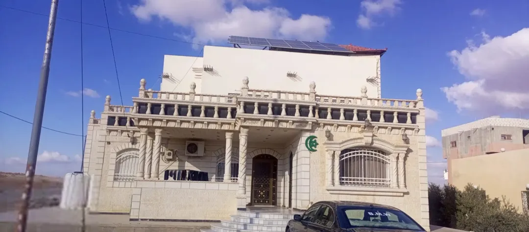 للبيع بيت مستقل مميز في المفرق – حي نوارة الغربي فرصة لا تعوض لامتلاك منزل واسع بموقع مميز جدا