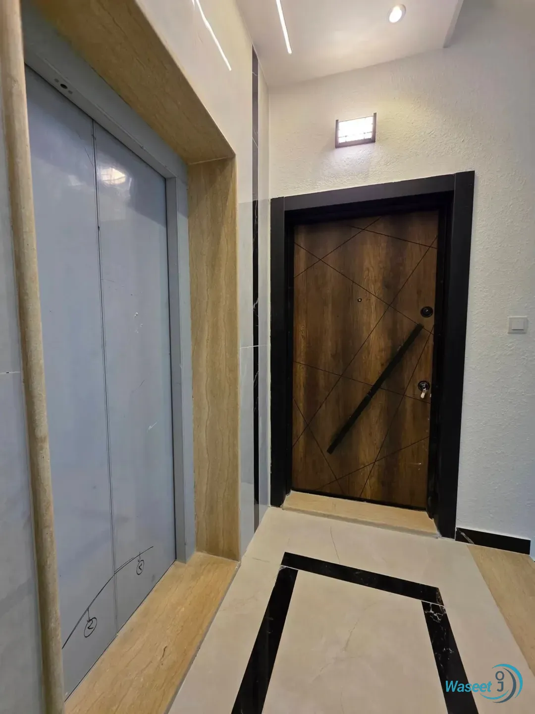 للبيع شقه بناء جديد لم تسكن طابق ثاني هندسي(ثالث) يوجد مصعد سوبر ديلوكس