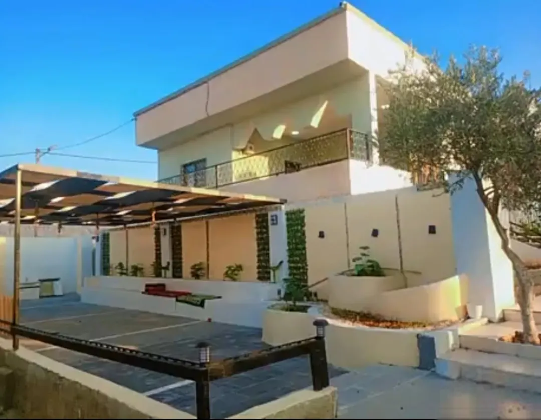 مزرعة زيتون ومنزل سكني حديث للبيع في جرش – أم قنطرة