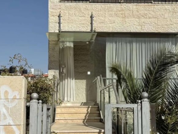 فيلا فاخرة مفروشة بالكامل للإيجار السنوي قريبة من الجامعات