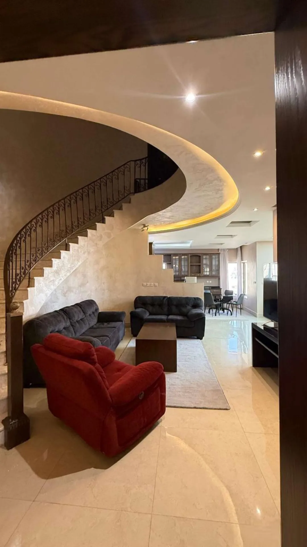 فيلا فاخرة مفروشة بالكامل للإيجار السنوي قريبة من الجامعات
