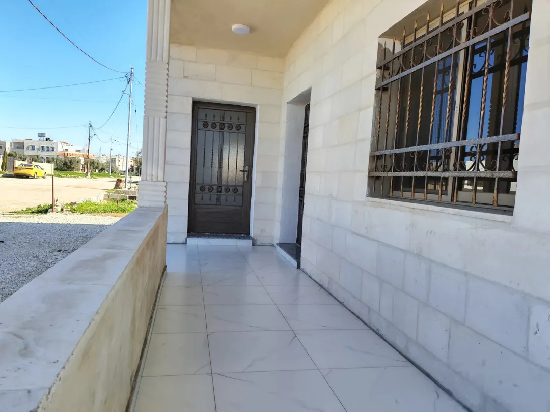 بيت مستقل حديث للبيع في مادبا بالقرب من مسجد الفتح