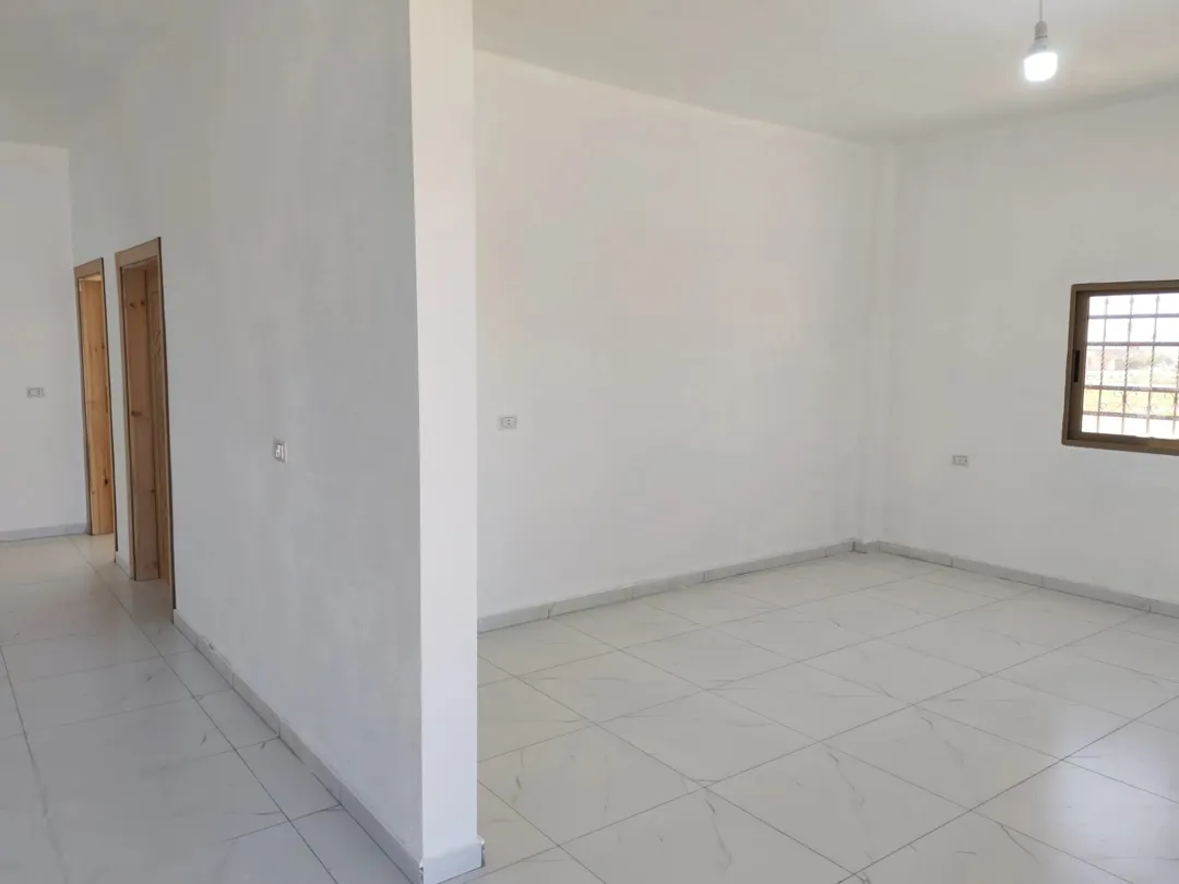 بيت مستقل حديث للبيع في مادبا بالقرب من مسجد الفتح