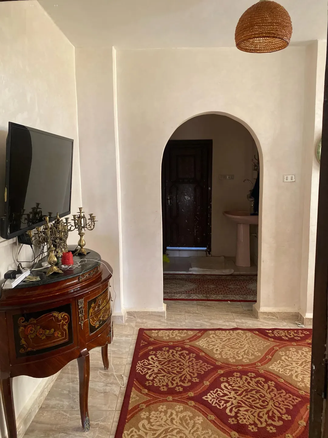 شقة فاخرة في دورها الثاني بتصميم داخلي متميز يضم غرفتي نوم وحمامين أنيقين وصالة واسعة وديوانًا فخمًا بالإضافة إلى حمام مخصص للمطبخ وغرفة غسيل عملية