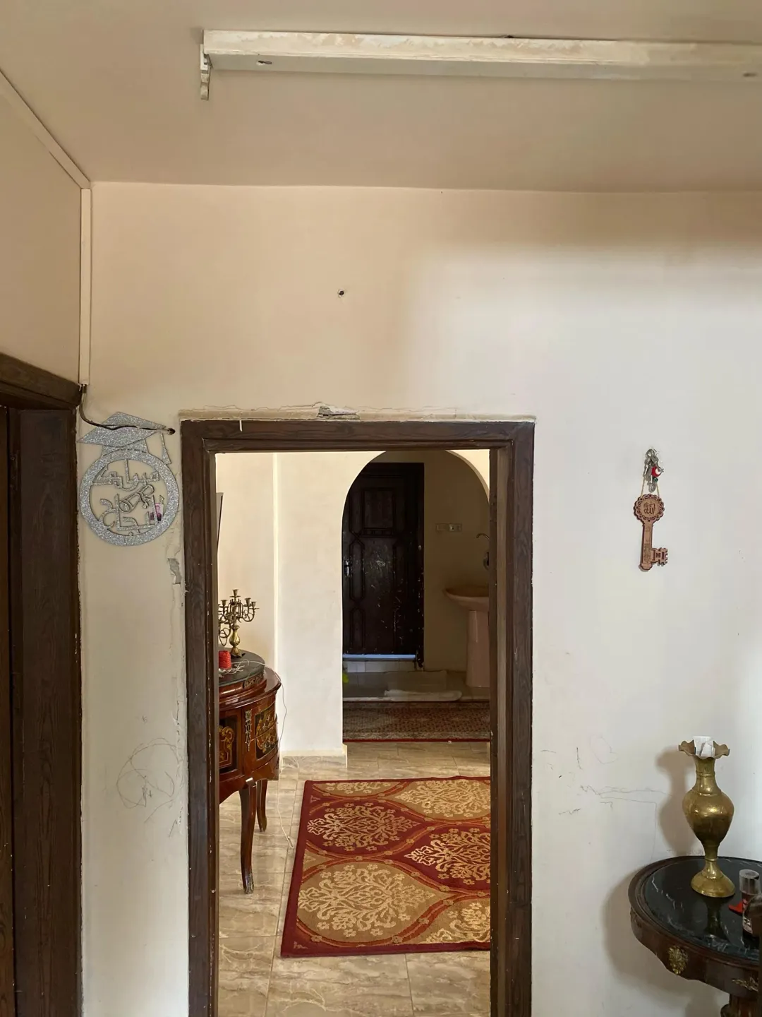 شقة فاخرة في دورها الثاني بتصميم داخلي متميز يضم غرفتي نوم وحمامين أنيقين وصالة واسعة وديوانًا فخمًا بالإضافة إلى حمام مخصص للمطبخ وغرفة غسيل عملية