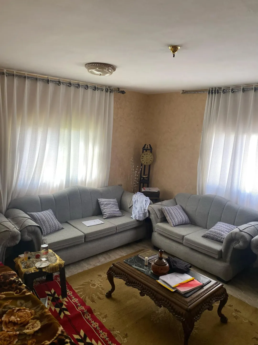 شقة فاخرة في دورها الثاني بتصميم داخلي متميز يضم غرفتي نوم وحمامين أنيقين وصالة واسعة وديوانًا فخمًا بالإضافة إلى حمام مخصص للمطبخ وغرفة غسيل عملية
