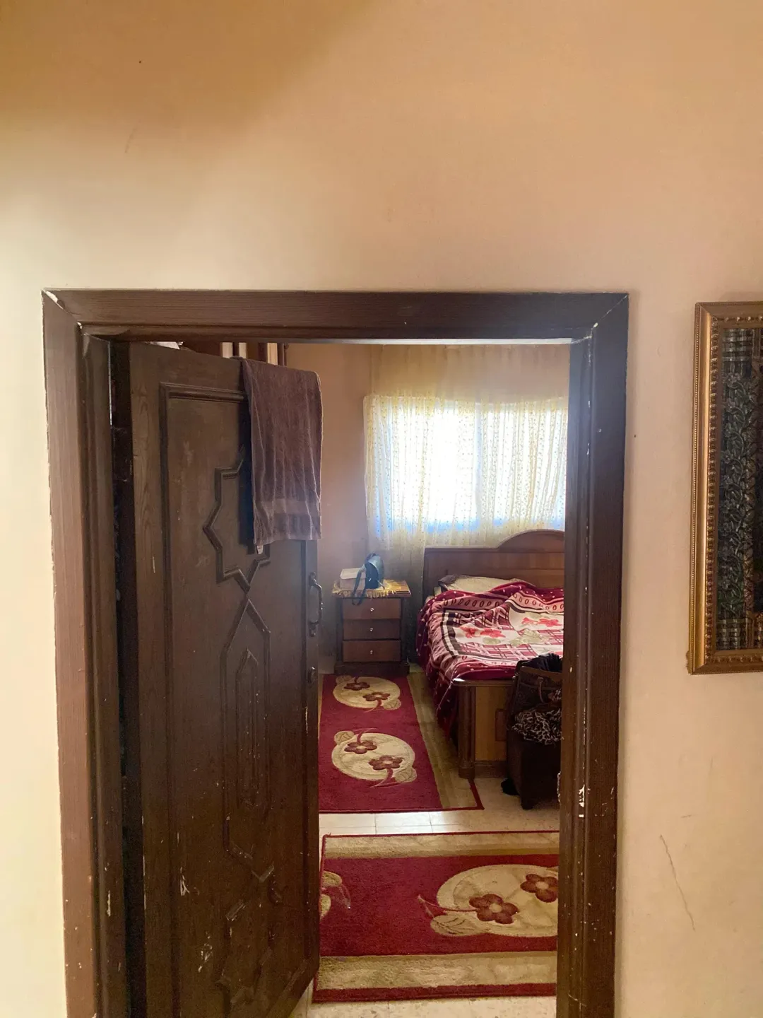 شقة فاخرة في دورها الثاني بتصميم داخلي متميز يضم غرفتي نوم وحمامين أنيقين وصالة واسعة وديوانًا فخمًا بالإضافة إلى حمام مخصص للمطبخ وغرفة غسيل عملية