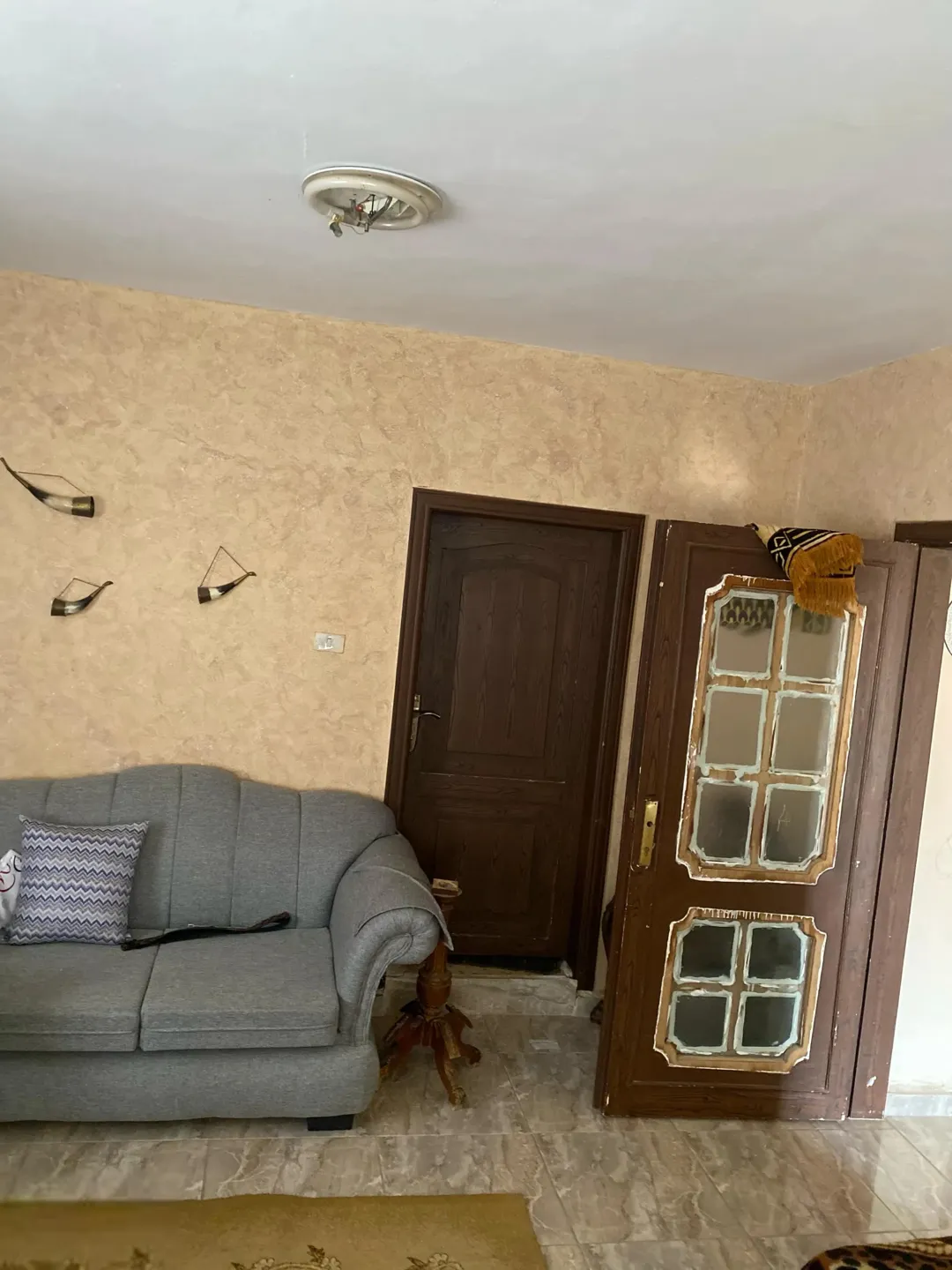 شقة فاخرة في دورها الثاني بتصميم داخلي متميز يضم غرفتي نوم وحمامين أنيقين وصالة واسعة وديوانًا فخمًا بالإضافة إلى حمام مخصص للمطبخ وغرفة غسيل عملية