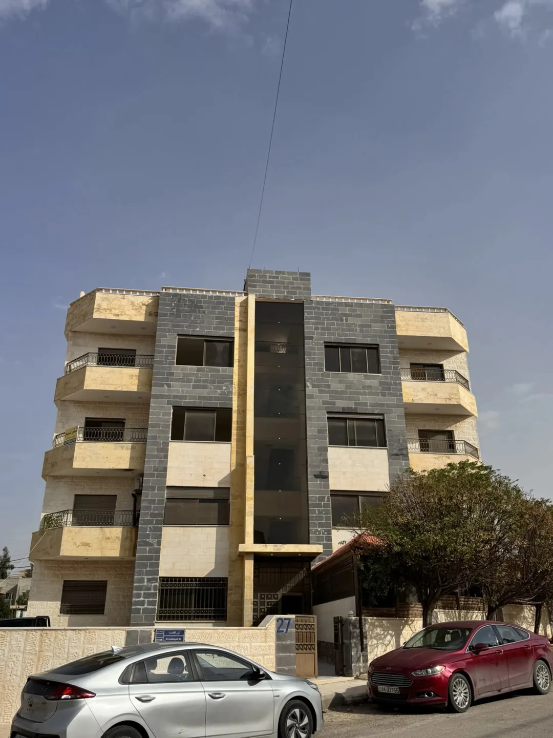 شقق للبيع مادبا اراضي مادبا قرية كفير ابوخينان الشرقي العمارة هادي موقع ممتاز جداً العمارة لم تسكن