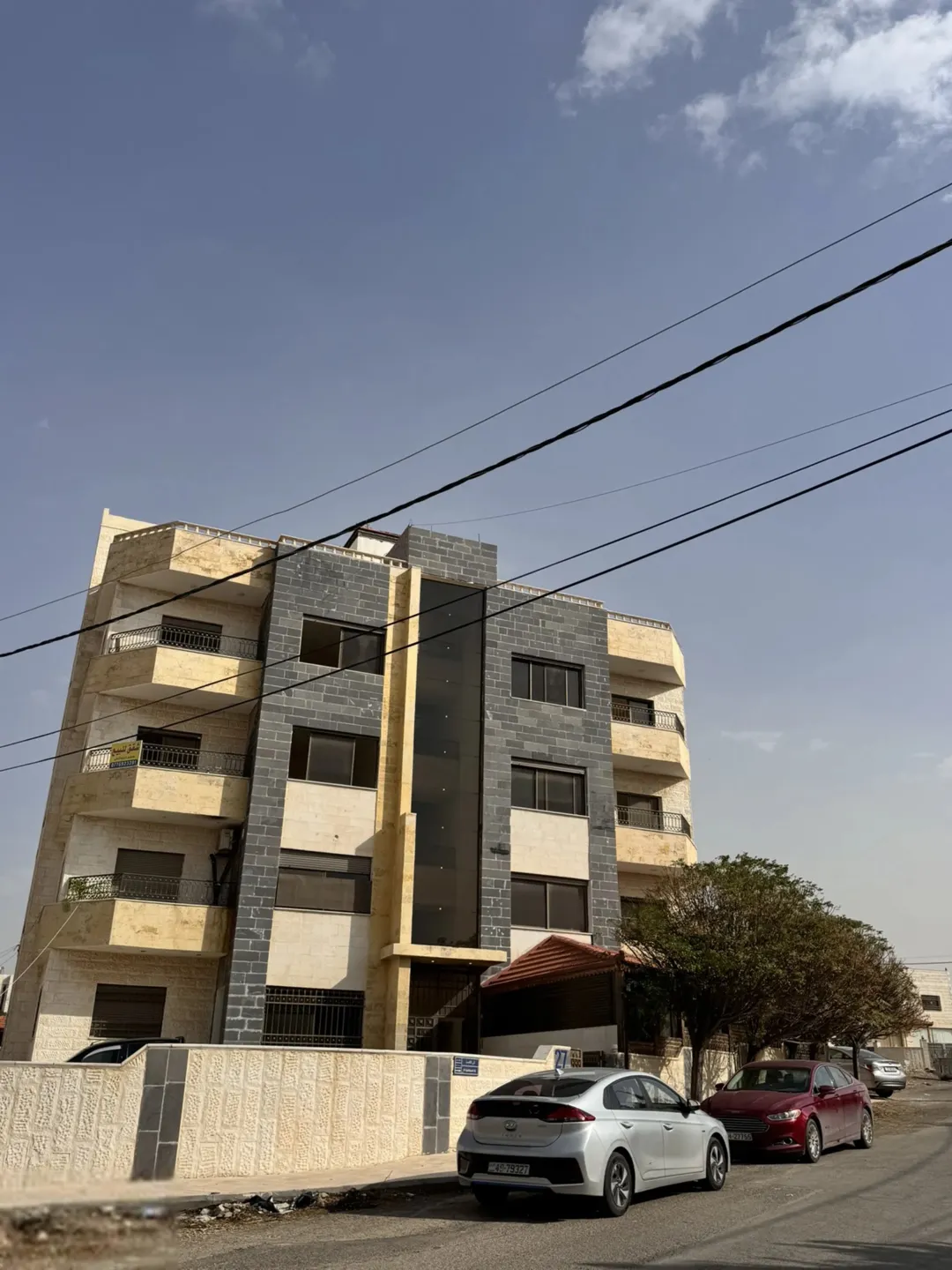 شقق للبيع مادبا اراضي مادبا قرية كفير ابوخينان الشرقي العمارة هادي موقع ممتاز جداً العمارة لم تسكن