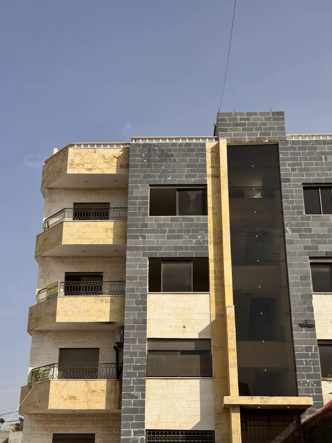 شقق للبيع مادبا اراضي مادبا قرية كفير ابوخينان الشرقي العمارة هادي موقع ممتاز جداً العمارة لم تسكن