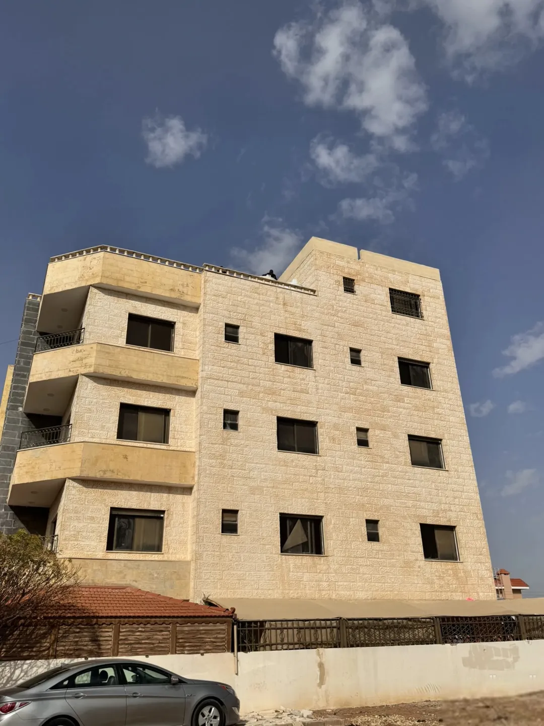 شقق للبيع مادبا اراضي مادبا قرية كفير ابوخينان الشرقي العمارة هادي موقع ممتاز جداً العمارة لم تسكن