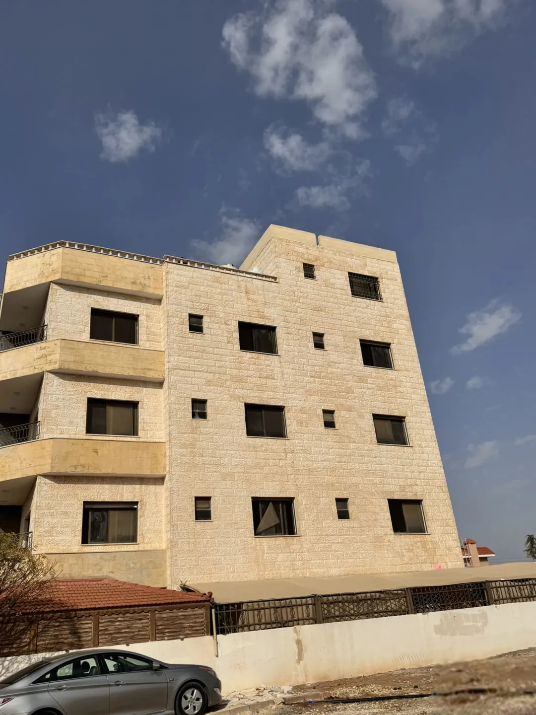 شقق للبيع مادبا اراضي مادبا قرية كفير ابوخينان الشرقي العمارة هادي موقع ممتاز جداً العمارة لم تسكن