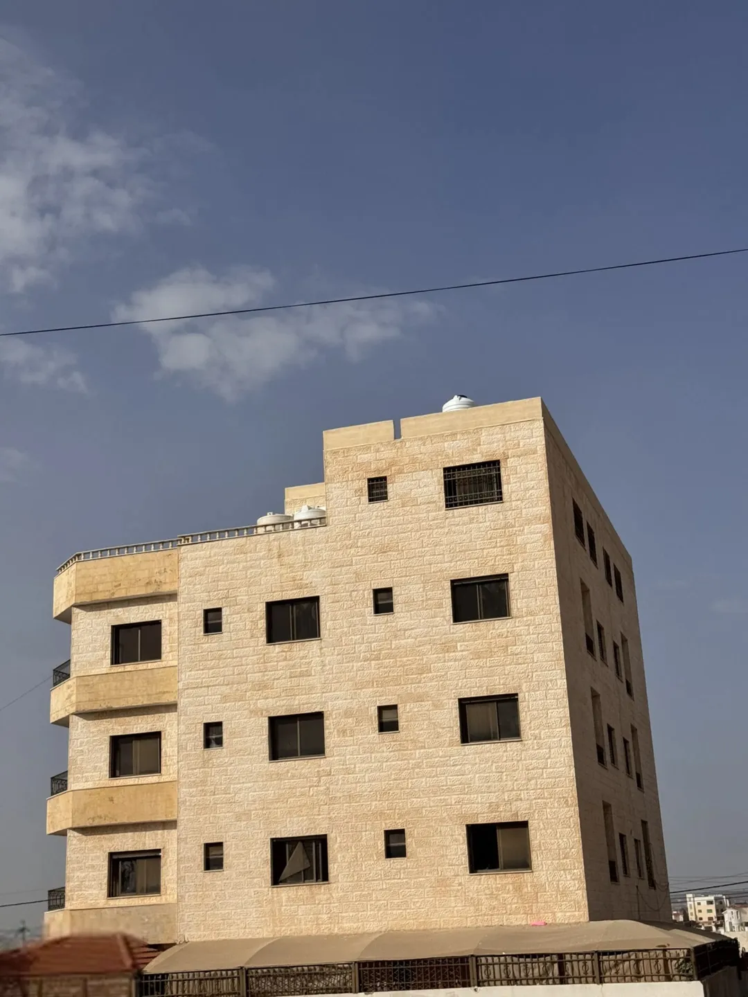 شقق للبيع مادبا اراضي مادبا قرية كفير ابوخينان الشرقي العمارة هادي موقع ممتاز جداً العمارة لم تسكن