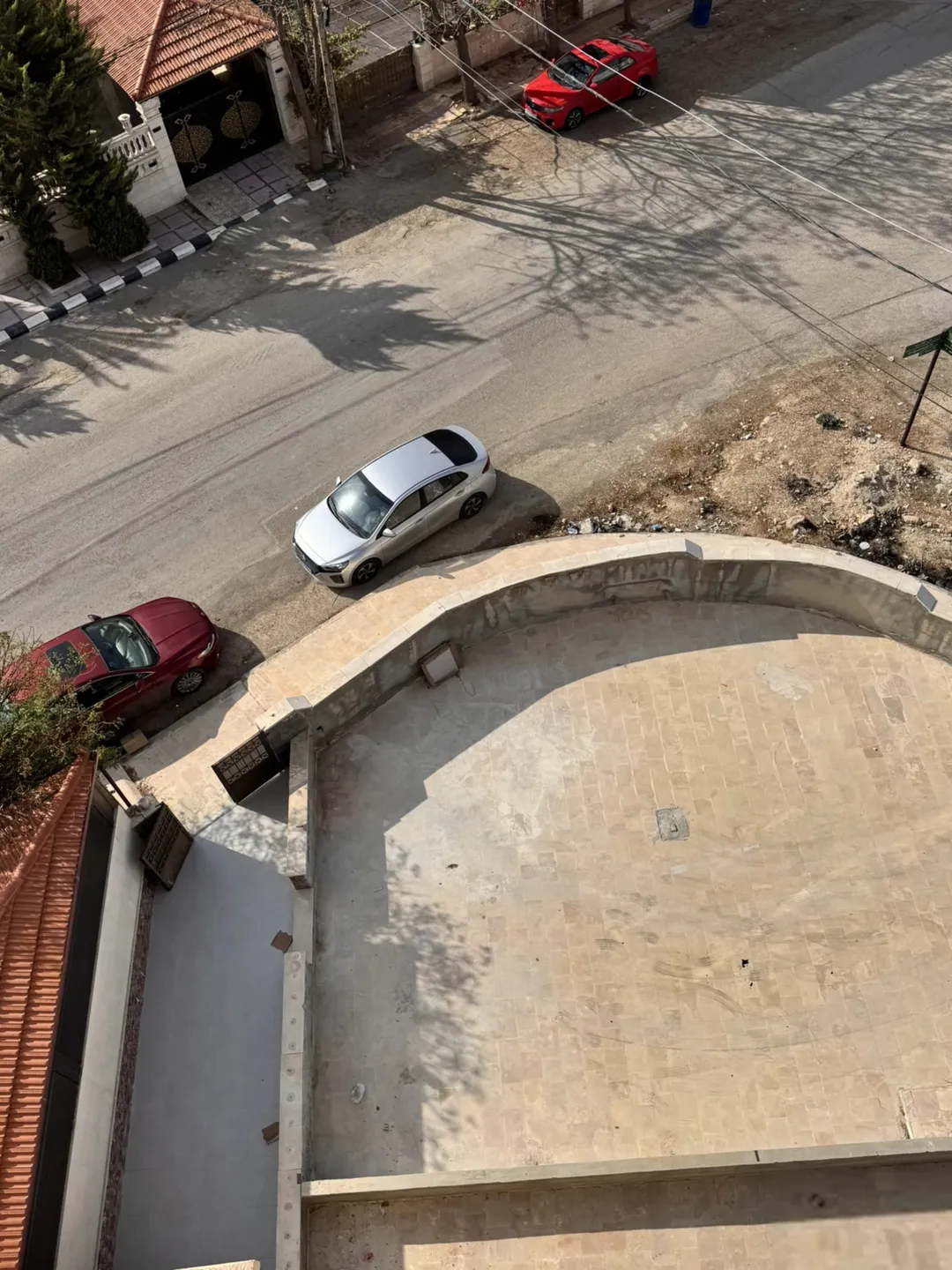 شقق للبيع مادبا اراضي مادبا قرية كفير ابوخينان الشرقي العمارة هادي موقع ممتاز جداً العمارة لم تسكن