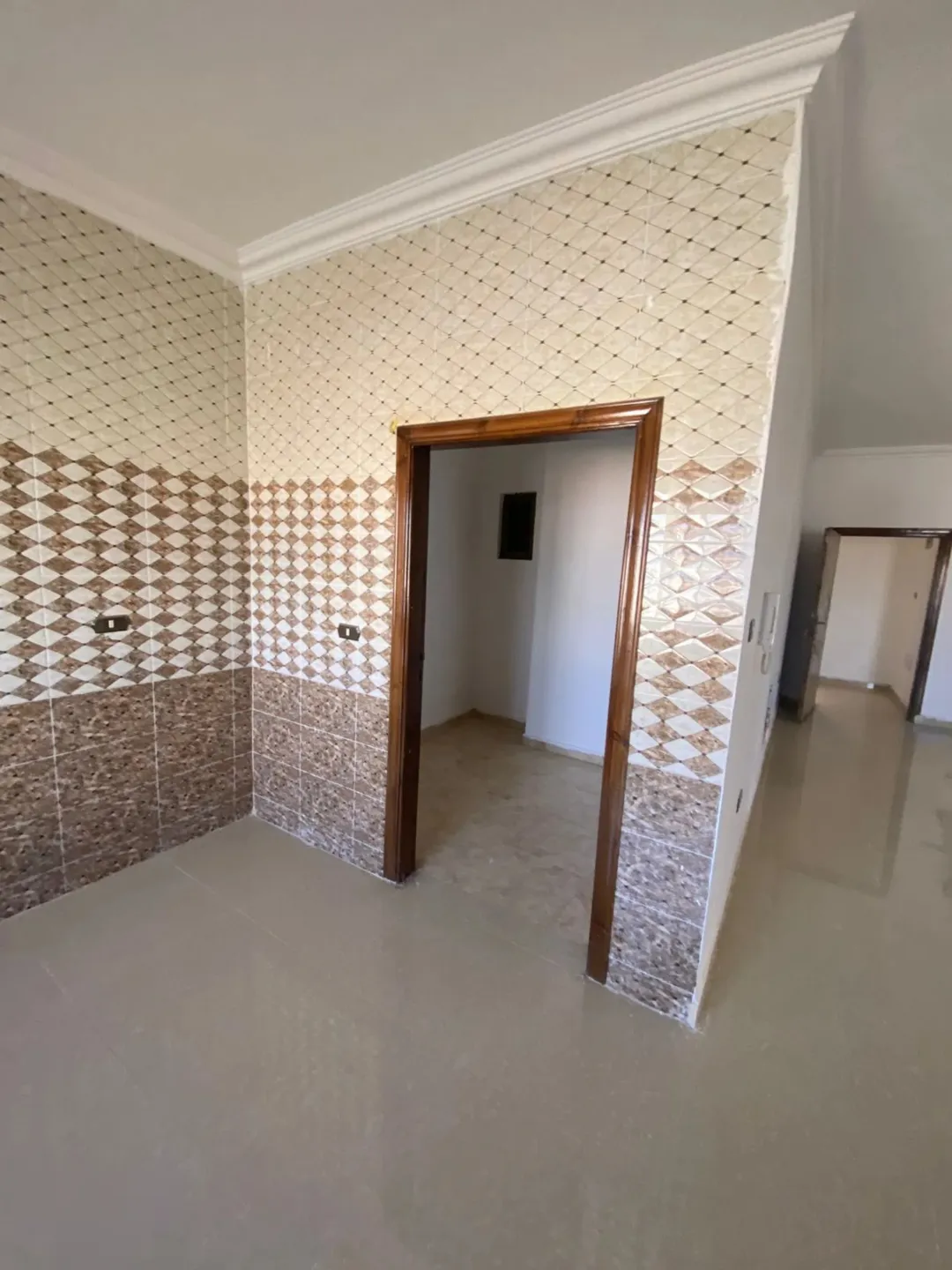 شقق للبيع مادبا اراضي مادبا قرية كفير ابوخينان الشرقي العمارة هادي موقع ممتاز جداً العمارة لم تسكن
