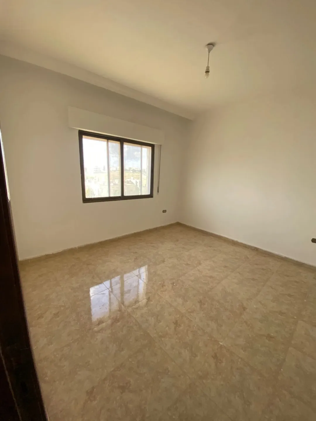 شقق للبيع مادبا اراضي مادبا قرية كفير ابوخينان الشرقي العمارة هادي موقع ممتاز جداً العمارة لم تسكن
