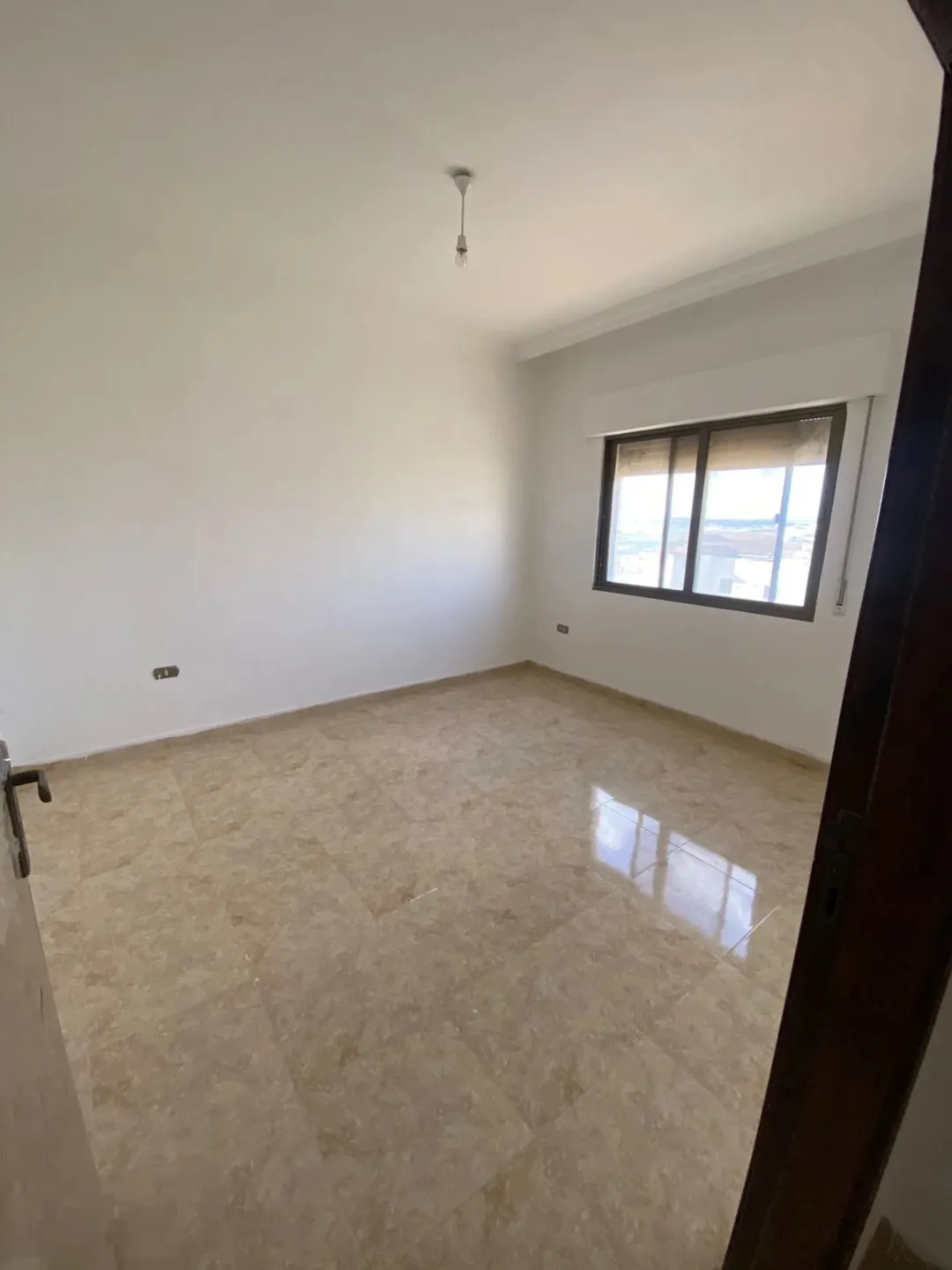 شقق للبيع مادبا اراضي مادبا قرية كفير ابوخينان الشرقي العمارة هادي موقع ممتاز جداً العمارة لم تسكن
