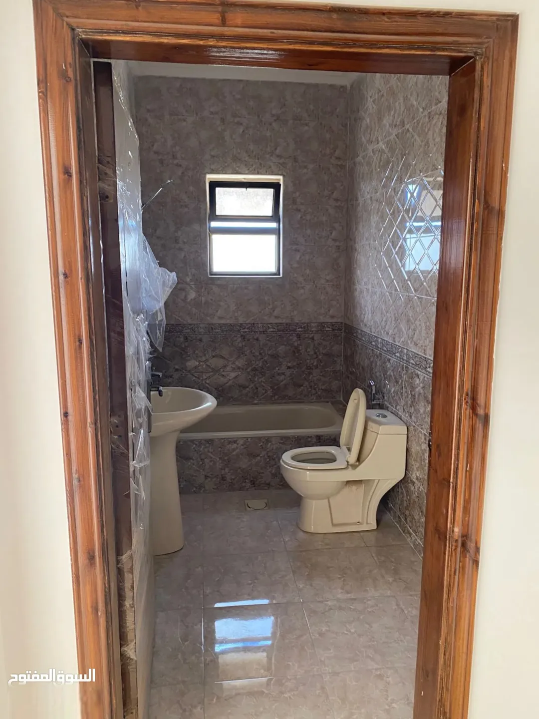 شقق للبيع مادبا اراضي مادبا قرية كفير ابوخينان الشرقي العمارة هادي موقع ممتاز جداً العمارة لم تسكن