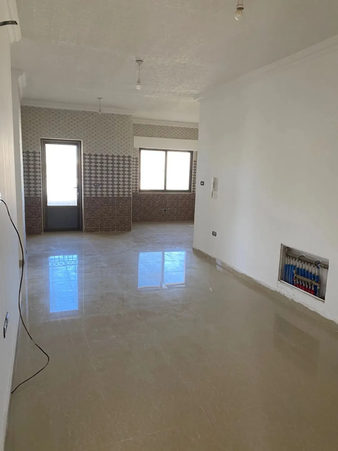 شقق للبيع مادبا اراضي مادبا قرية كفير ابوخينان الشرقي العمارة هادي موقع ممتاز جداً العمارة لم تسكن