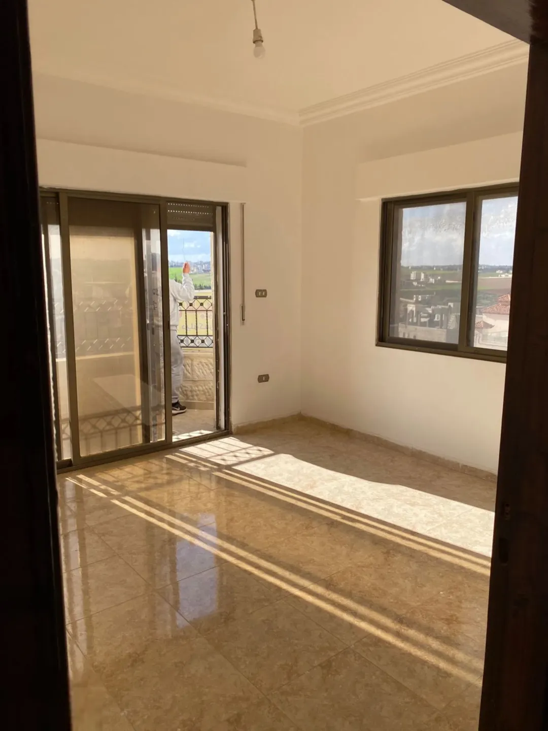 شقق للبيع مادبا اراضي مادبا قرية كفير ابوخينان الشرقي العمارة هادي موقع ممتاز جداً العمارة لم تسكن