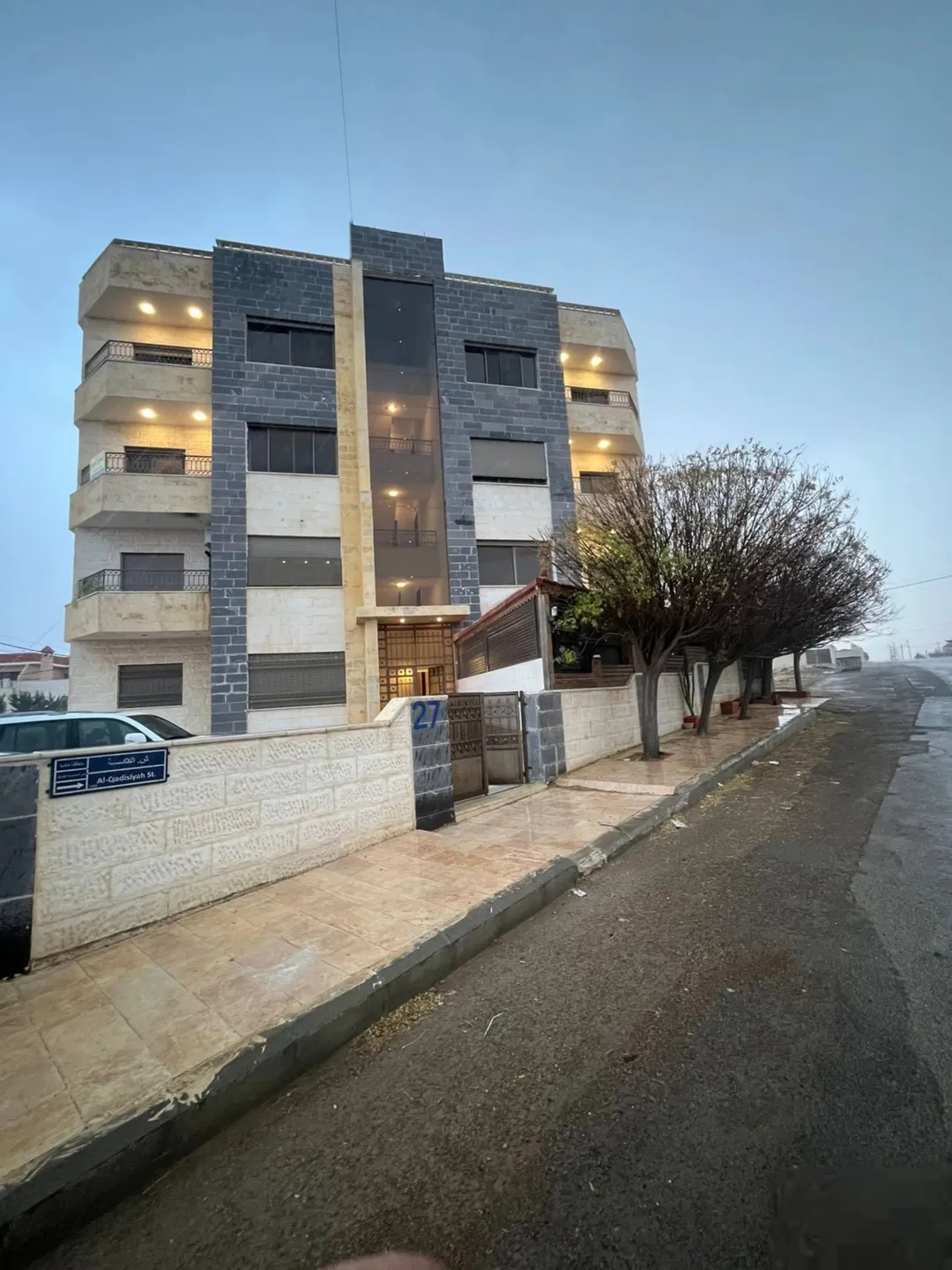شقق للبيع مادبا اراضي مادبا قرية كفير ابوخينان الشرقي العمارة هادي موقع ممتاز جداً العمارة لم تسكن