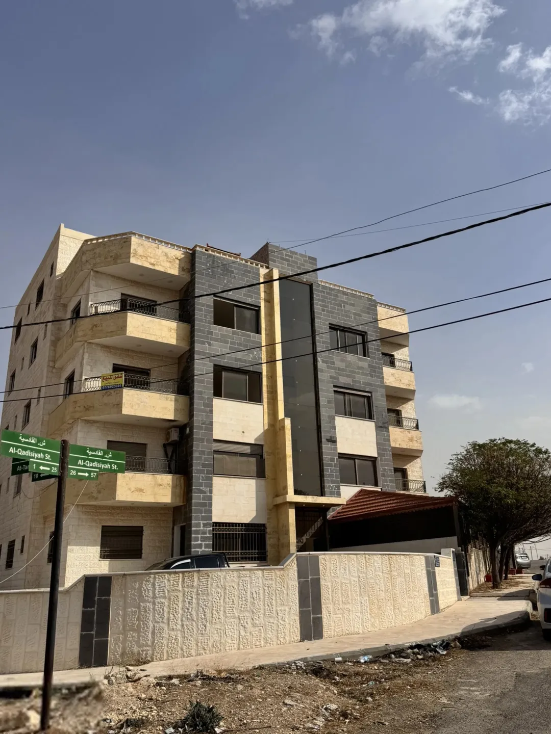 شقق للبيع مادبا اراضي مادبا قرية كفير ابوخينان الشرقي العمارة هادي موقع ممتاز جداً العمارة لم تسكن