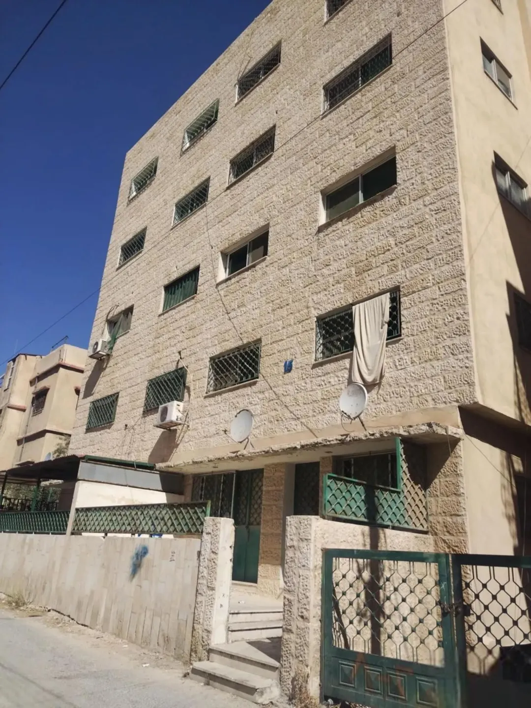 شقة للبيع في الزرقاء – جبل طارق