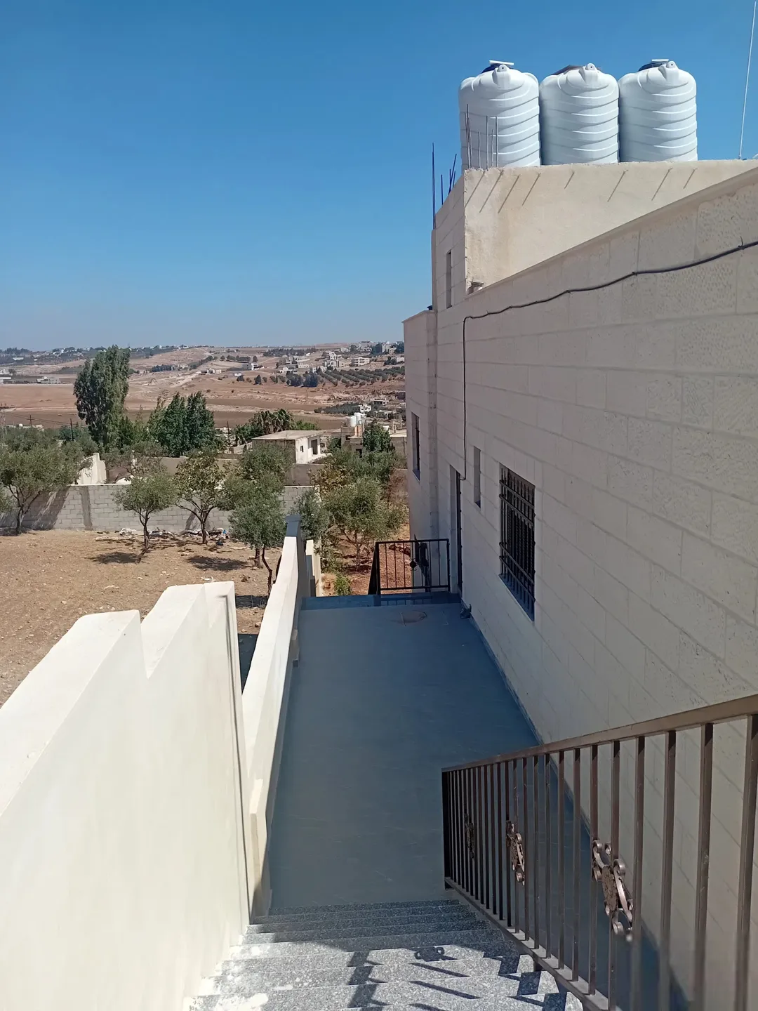 بيت مستقل للبيع بالقرب من طريق المطار
