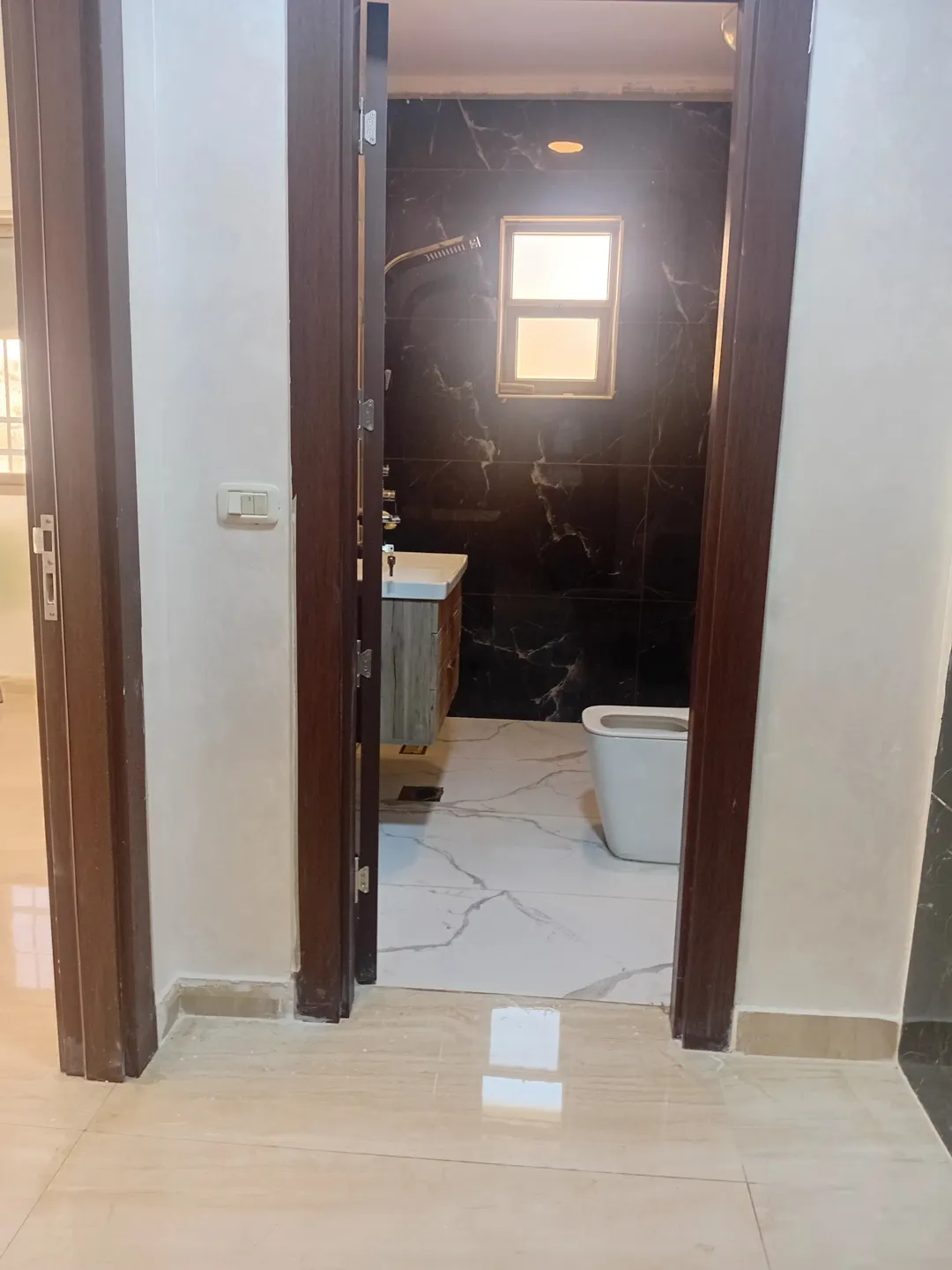 بيت مستقل للبيع بالقرب من طريق المطار