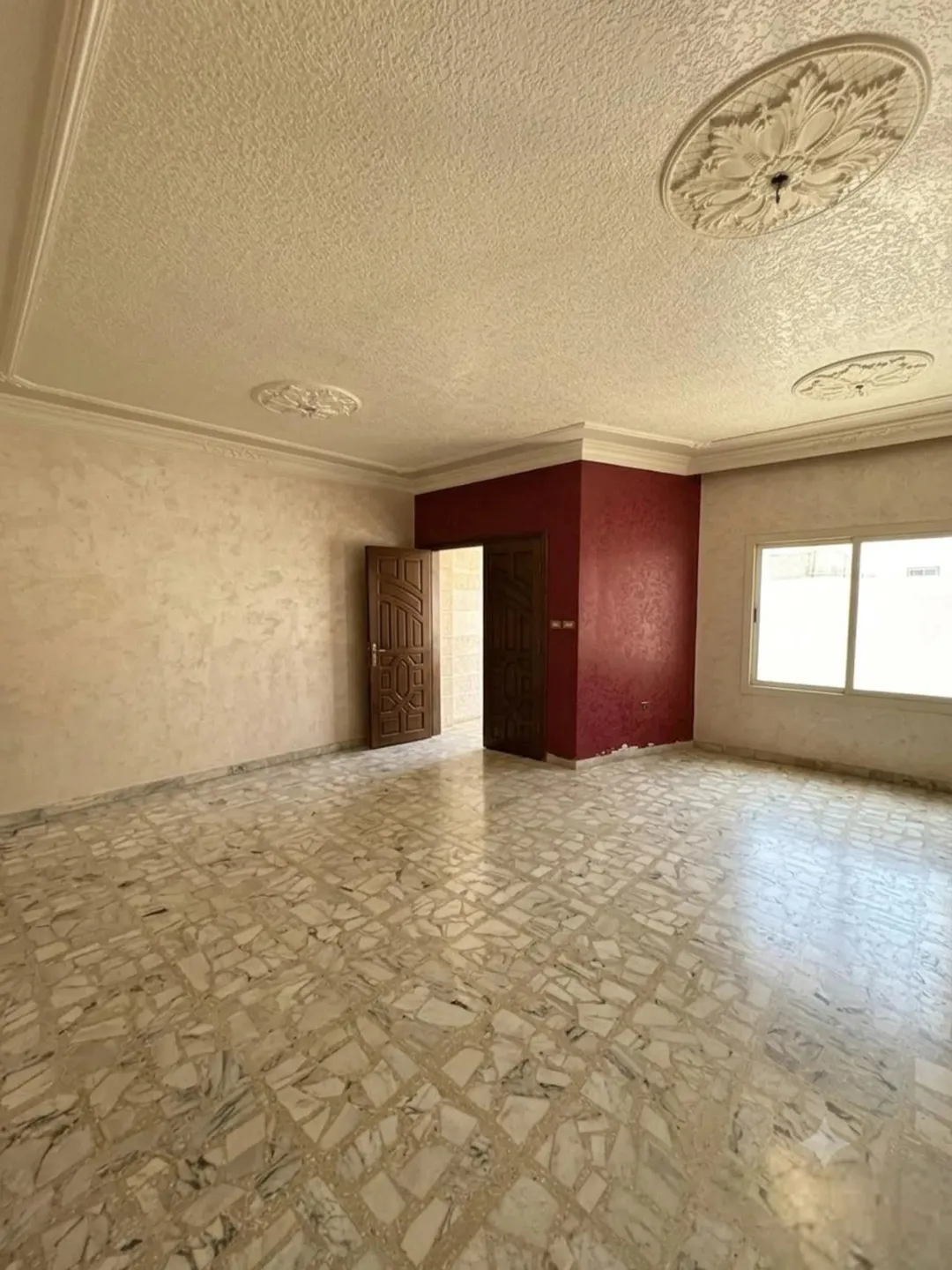 شقةطابق ارضي مميزه 160م وفعلي اكثر من180م مع حديقةواسعة مزورعة في منطقة الكمالية مميزه ومنطقة هادئة