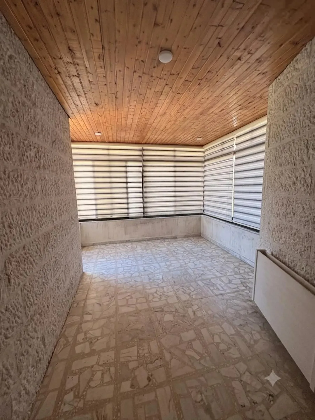 شقةطابق ارضي مميزه 160م وفعلي اكثر من180م مع حديقةواسعة مزورعة في منطقة الكمالية مميزه ومنطقة هادئة
