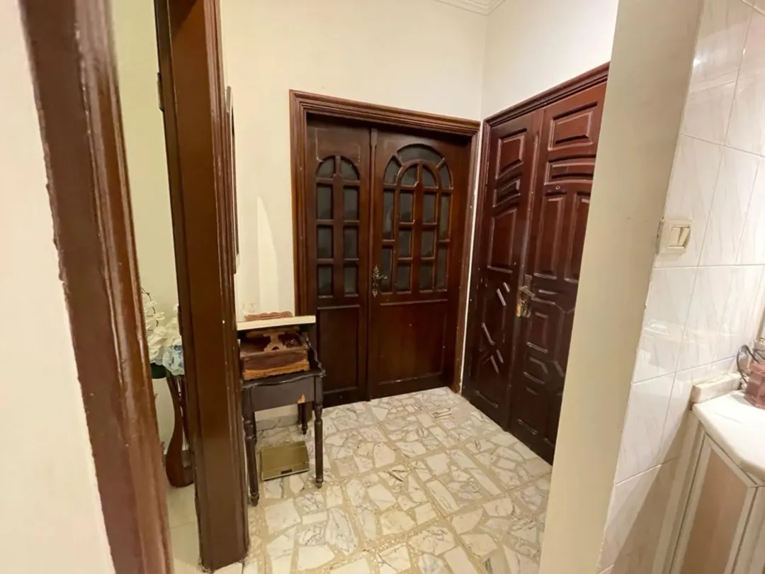 شقةطابق ارضي مميزه 160م وفعلي اكثر من180م مع حديقةواسعة مزورعة في منطقة الكمالية مميزه ومنطقة هادئة