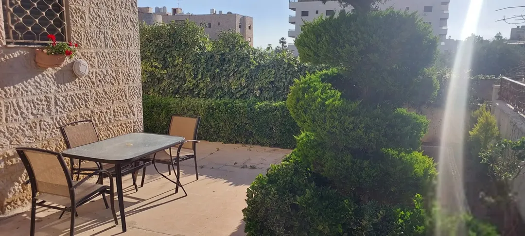 شقةطابق ارضي مميزه 160م وفعلي اكثر من180م مع حديقةواسعة مزورعة في منطقة الكمالية مميزه ومنطقة هادئة