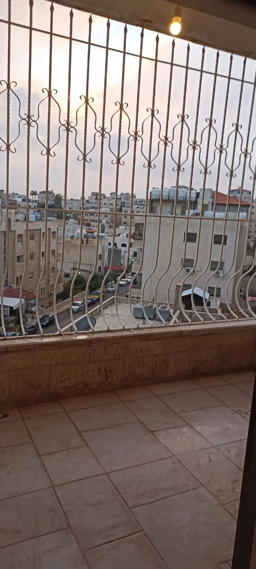 شقة واسعة للبيع في ضاحية الرشيد بإطلالة مميزة