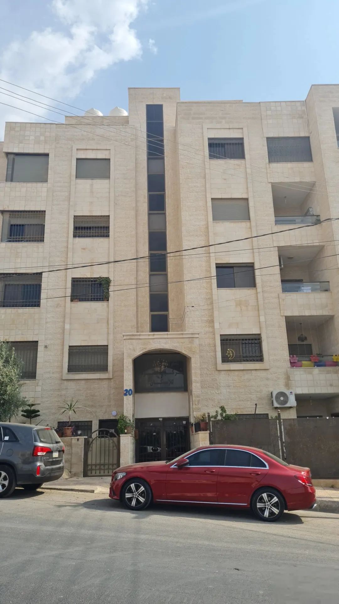 شقة فاخرة للبيع في أبو نصير مع روف وإطلالة مميزة