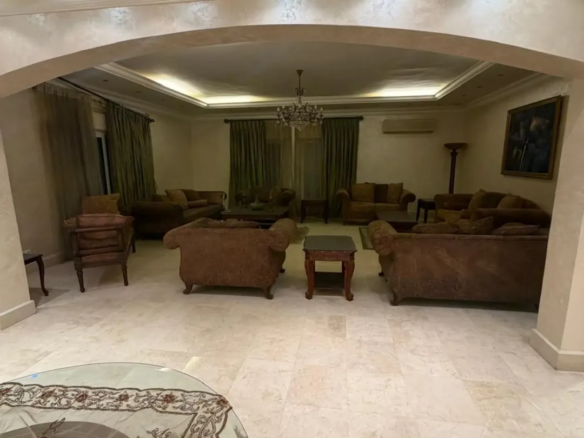 شقة فاخرة مفروشة بمساحة واسعة للإيجار في الجاردنز | ID 740464