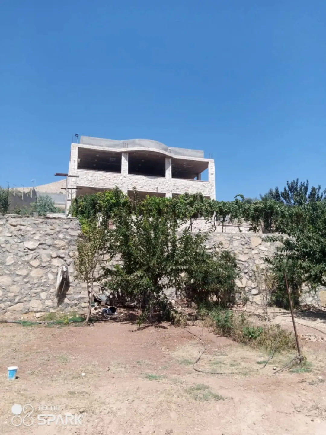 مزرعة على السيل مباشرة للبيع