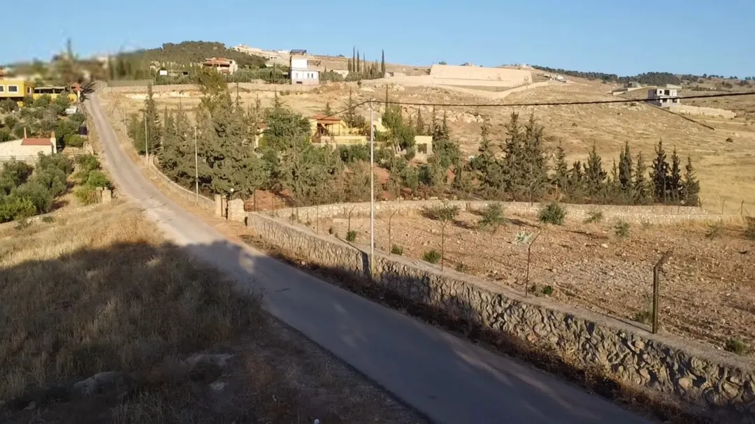 أراضي للبيع في عنيبة – جرش بإطلالة بانورامية وموقع استراتيجي