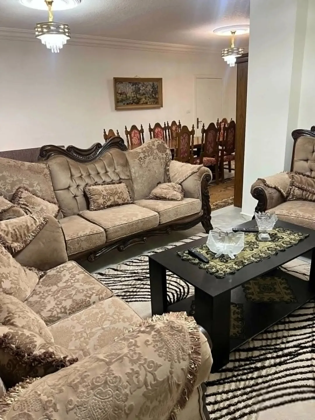 شقة فارهة للإيجار في الجبيهة – مفروشة بالكامل مع تراس وجلسات خارجية
