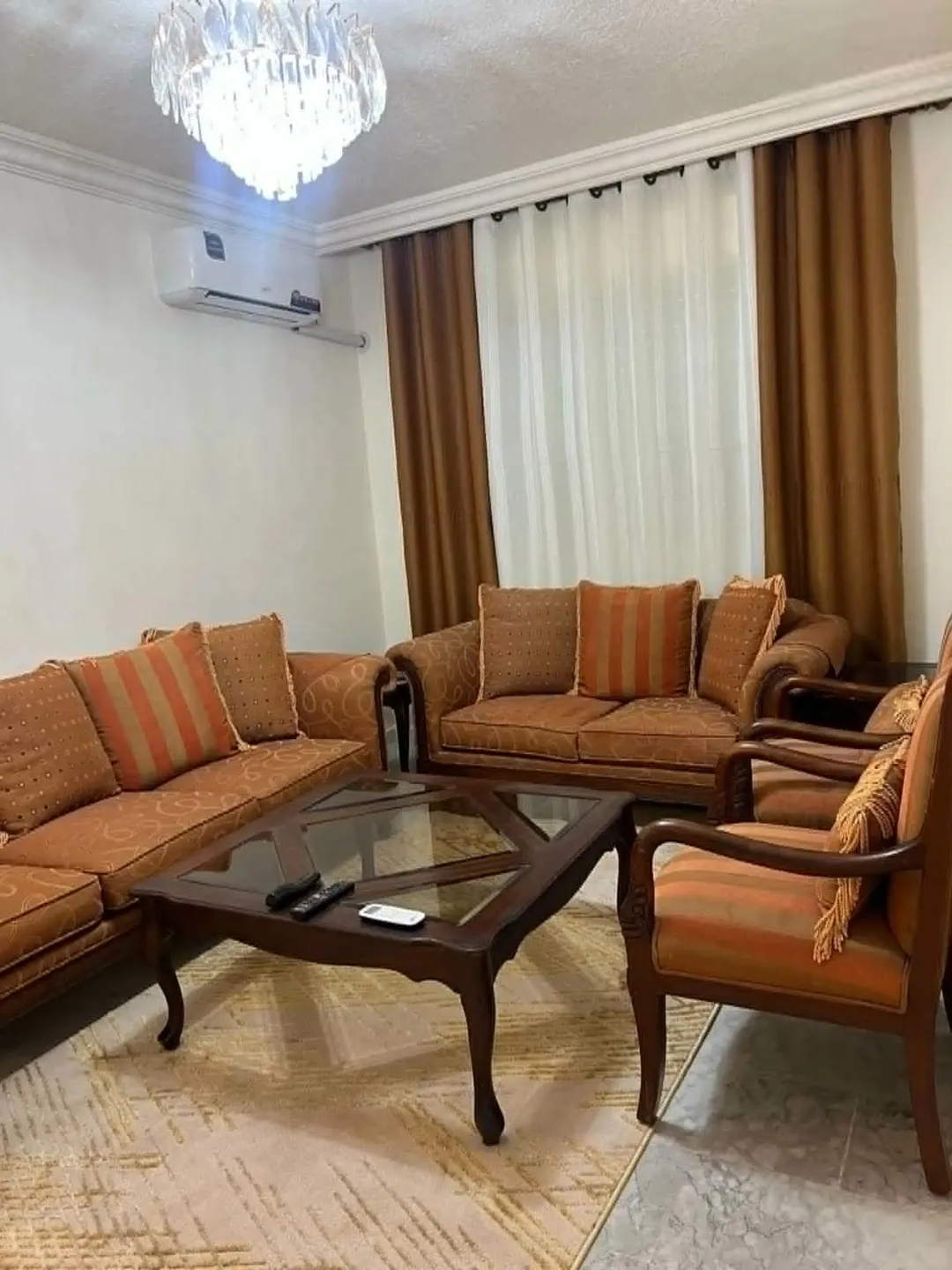 شقة فارهة للإيجار في الجبيهة – مفروشة بالكامل مع تراس وجلسات خارجية
