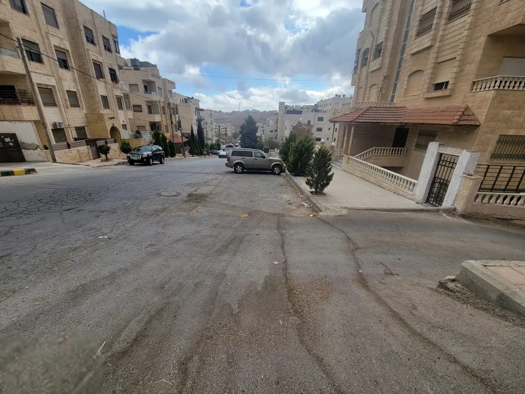 شقة فارهة للإيجار في الجبيهة – مفروشة بالكامل مع تراس وجلسات خارجية