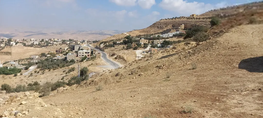 أرض سكنية للبيع في ناعور بإطلالة بانورامية خلابة