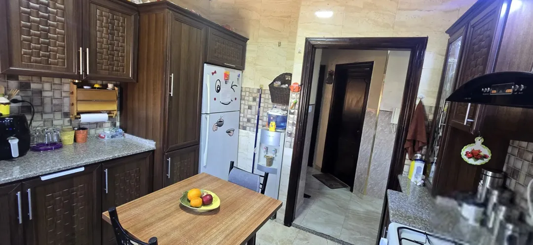 شقة سكنية مميزة للبيع في موقع استراتيجي مقابل متحف الدبابات