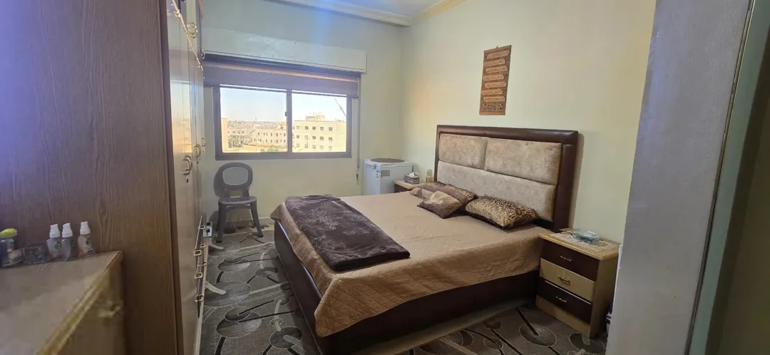 شقة سكنية مميزة للبيع في موقع استراتيجي مقابل متحف الدبابات