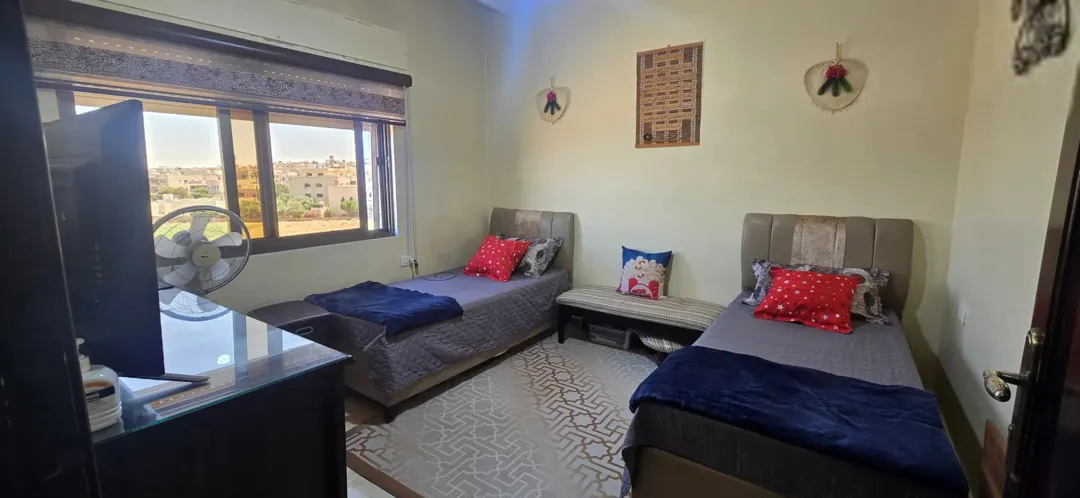 شقة سكنية مميزة للبيع في موقع استراتيجي مقابل متحف الدبابات