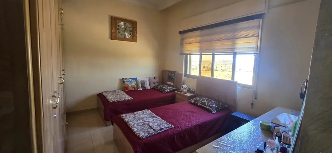 شقة سكنية مميزة للبيع في موقع استراتيجي مقابل متحف الدبابات