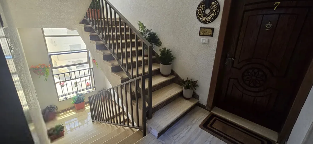 شقة سكنية مميزة للبيع في موقع استراتيجي مقابل متحف الدبابات