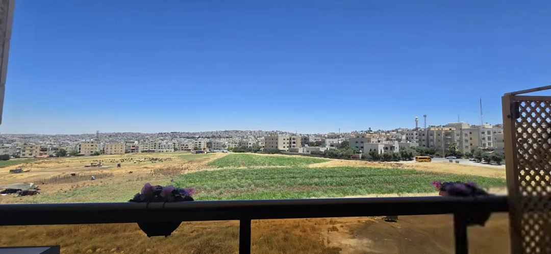 شقة سكنية مميزة للبيع في موقع استراتيجي مقابل متحف الدبابات