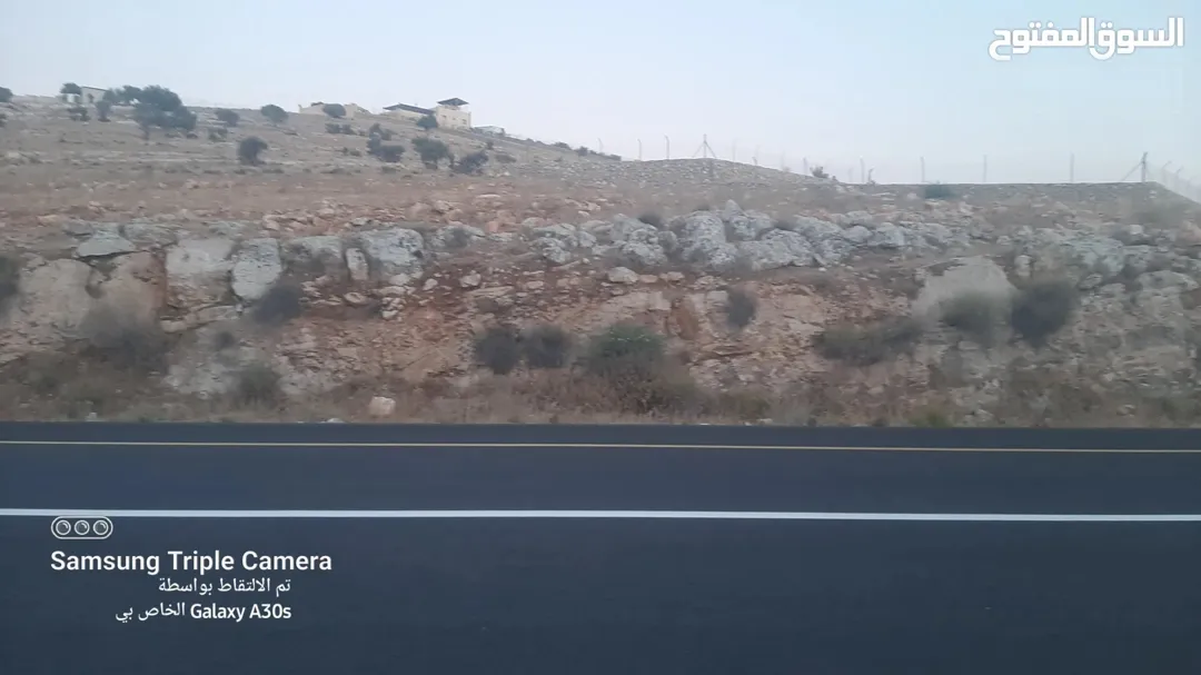قطعة أرض مميزة تبلغ مساحتها 3500 متر مربع تطل على شارعين رئيسيين شارع بأبعاد 40 مترًا وشارع آخر بعرض 6 أمتار موقعها الاستراتيجي يربطها مباشرة بمسار شارع الأربعين المؤدي إلى المفرق
